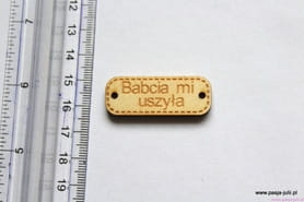 Przywieszka drewniana  3 CM BABCIA MI USZYŁA