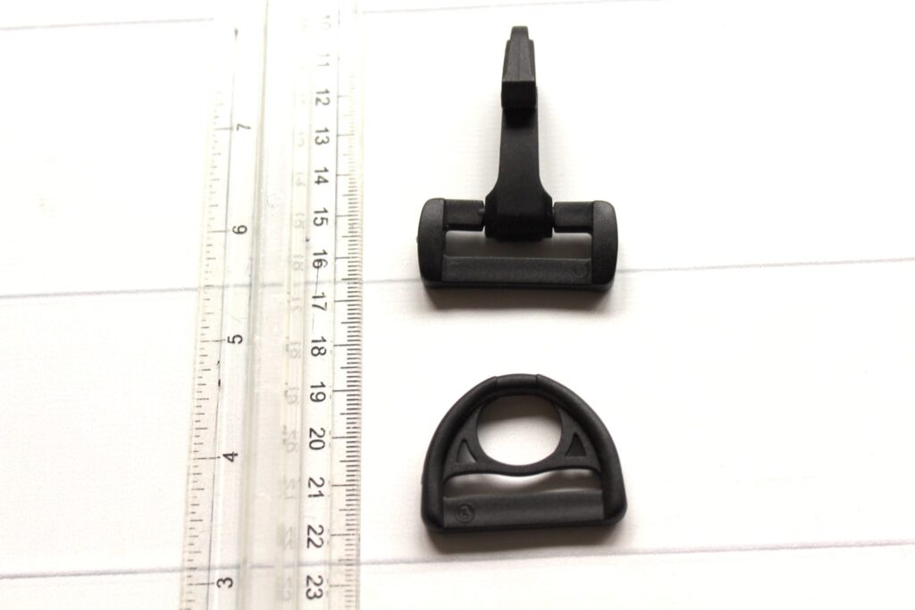 Karabińczyk plastikowy  z zaczepem 30mm